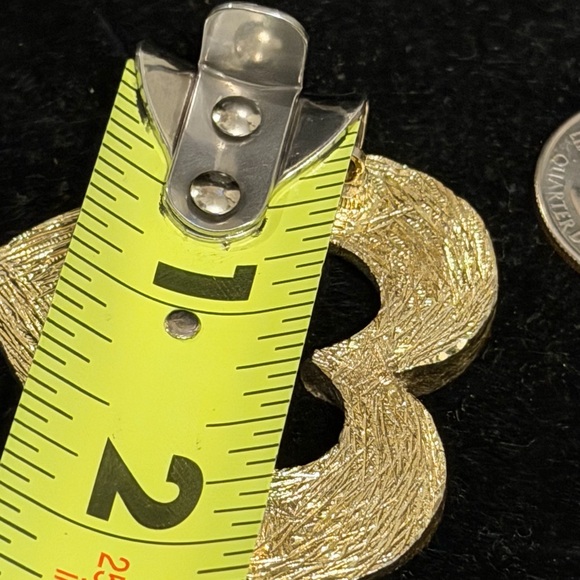 Gold Heart Pin Brooch - Elegant Women’s Jewelry - Picture 5 of 6